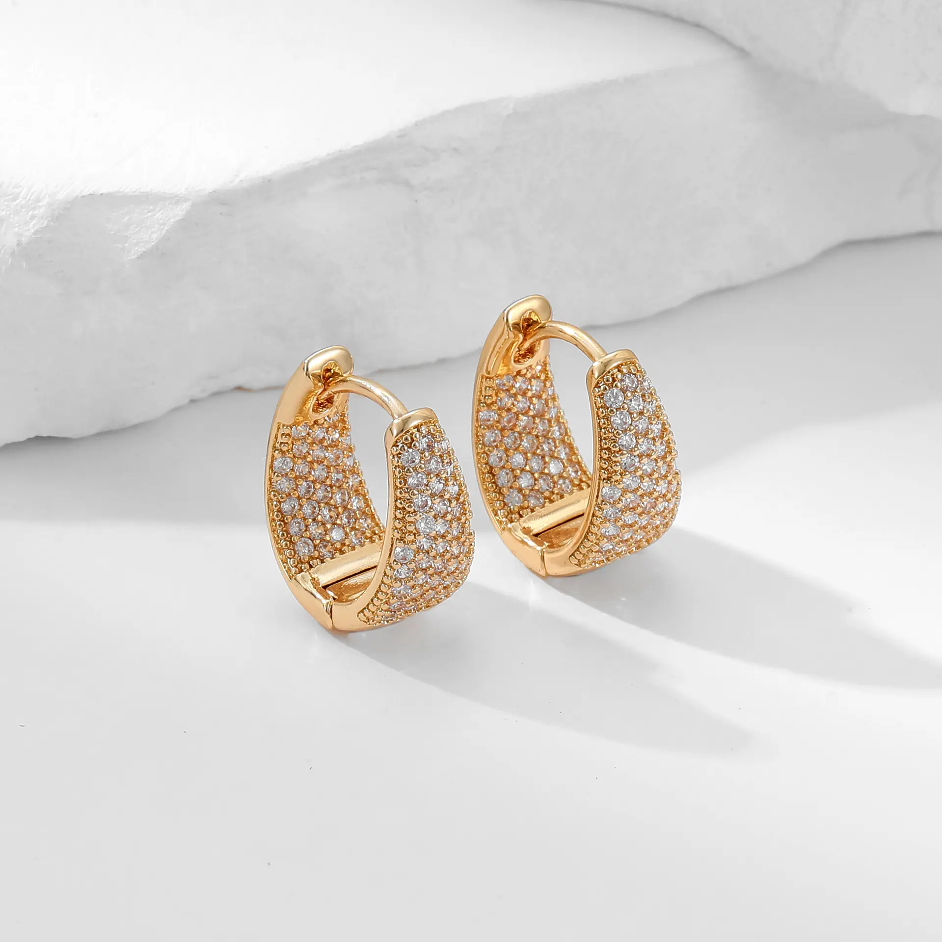 Micro intarsiato oro placcato Bling Zirconia cubica due toni orecchini alla moda francese orecchini a cerchio per le donne biadesivo CZ gioielli