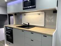 Camper robuste en acier pour expéditions, maison mobile durable, une chambre, cuisine, salle de bain, climatisation, 2 batteries à décharge profonde