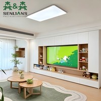 Meuble TV mural moderne et minimaliste blanc cassé et chêne avec deux colonnes de présentation ouvertes, longue étagère en bois et vitrine en verre