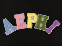 Le nouveau patchs brodés de lettres grecques en chenille chaude en gros appliques en tissu coloré broderie de serviettes de lettres grecques personnalisées