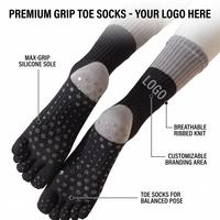Chaussettes de Pilates antidérapantes à cinq doigts avec logo personnalisé, chaussettes côtelées à grip antidérapant en coton peigné pour studio, barre et yoga, faible MOQ, vente en gros
