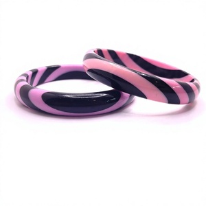 กำไลข้อมือเรซิ่นลายจุดเซรามิกคลาสสิกคุณภาพดีที่สุด สีดำขาว พรีเมียม ทันสมัย เหมาะสำหรับทุกเพศทุกวัย เครื่องประดับแฟชั่นสำหรับงานปาร์ตี้ ของขวัญ - Product Image 4