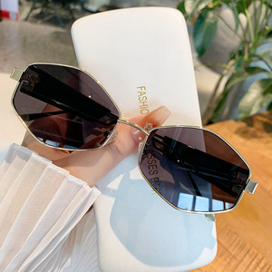 Lunettes de soleil pour femmes de style INS viral, forme polygonale en diamant, nouvelle mode européenne et américaine, photo de rue, protection UV400, monture intégrale - Product Image 4