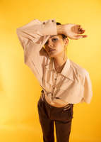 Ensemble coordonné beige moka pour femme, tenue élégante en deux pièces avec un design élégant, look tendance, coupe confortable pour les fêtes