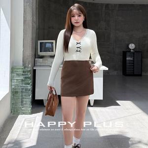 Ensemble décontracté trois pièces pour femme : haut en maille blanc, jupe en daim marron, veste en cuir couleur cacao, manches longues, coupe trapèze, mini-jupe. - Product Image 5