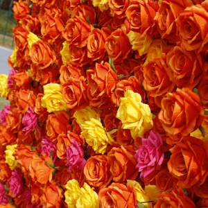 ผนังดอกกุหลาบประดิษฐ์ไล่เฉดสีแบบกำหนดเองสำหรับตกแต่งงานแต่งงาน งานวันเกิด ขายส่งผนังดอกไม้ปลอม - Product Image 5