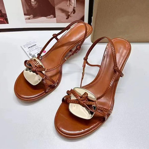 Sandalias de Tacón con una Sola Tira para Mujer, Estilo Veraniego Profesional, Color Marrón Moderno con Adornos Metálicos - Product Image 1