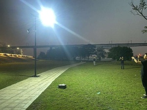 Lampadaire solaire LED tout-en-un 100W pour jardin et route, usage extérieur - Product Image 6