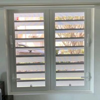 Fenêtre à persiennes en aluminium et verre sur mesure pour une ventilation naturelle