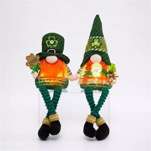 Juego de 2 Gnomos de Peluche con Trébol Verde y Luces Cálidas para Regalo del Día de San Patricio - Product Image 1