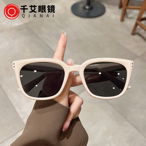 แว่นกันแดด Qianai รุ่น Unisex กรอบ PC ป้องกันรังสียูวี 400 เลนส์ 3 แบบ ตกแต่งหมุด ดีไซน์ทันสมัย สไตล์สตรีท - Product Image 1