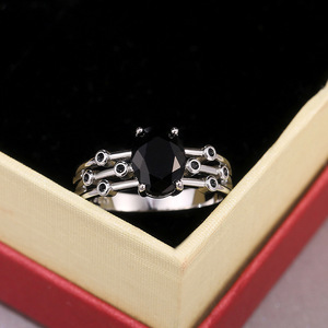 แหวนพลอยออนิกซ์สีดำรูปไข่สำหรับผู้หญิง รุ่น F174 แบบหนามเตย แหวนแฟชั่นสำหรับหมั้น - Product Image 3