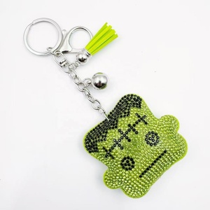 Colgante para coche o bolso con diseño de personaje de dibujos animados, de terciopelo coreano, con diamantes termoadhesivos, cabeza pequeña verde y adornado con diamantes. - Product Image 3