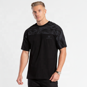 T-shirt personnalisable pour hommes, style épaules tombantes noires avec impression camouflage et options de logo - Product Image 1