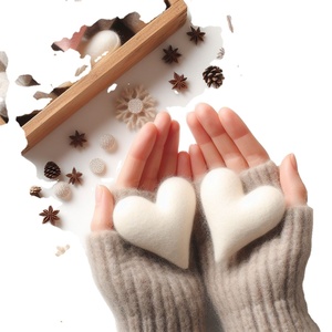 Adorno de corazón de fieltro caprichoso hecho a mano, figurita navideña suave en forma de corazón para espacios encantadores - Product Image 1