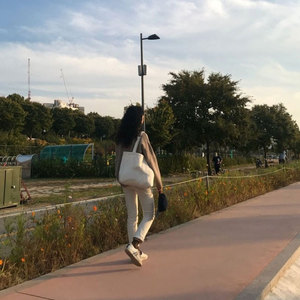 กระเป๋าช็อปปิ้งผ้าใบของผู้หญิงสไตล์เกาหลีย้อนยุคความจุสูงพร้อมสายคล้องไหล่แบบกำหนดเองสำหรับการเดินทางและการใช้งานประจำวัน - Product Image 5