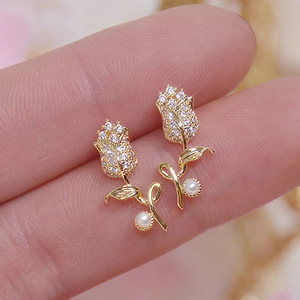 Orecchini a Perno con Fiori di Rosa e Tulipano per Donne, Piccoli Accessori Floreali per Uso Quotidiano alla Moda - Product Image 1