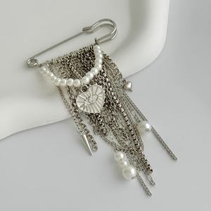 Broche de Diseño con Colgante de Corazón/Remache de Perlas Imitación, Cadena y Borla para Mujer, Accesorios de Moda para Trajes de Fiesta, Joyería, Regalo - Product Image 4