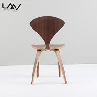 Chaise de salle à manger en finition en noyer, meuble moderne, en osier et contreplaqué