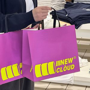 Bolsa de Regalo Grande de Papel Kraft Reciclable y Ecológica Personalizada con Asas Planas, Bolsa de Papel Kraft Personalizable para Ropa - Product Image 3