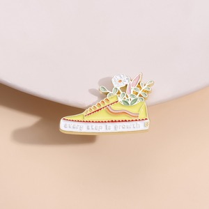 Pin de Esmalte con la Frase 'Every Step Is Growth', Insignia Metálica con Diseño de Zapatos de Dibujos Animados, Broche Inspirador para Solapa, Sombrero o Mochila, Regalo para el Regreso a Clases - Product Image 2
