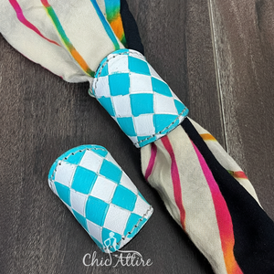 Anillo de Cuero Genuino Repujado a Mano para Bufandas y Pañuelos, Diseño Western con Patrón de Cuadros, Soporte Seguro para Pañuelos y Bufandas - Product Image 1