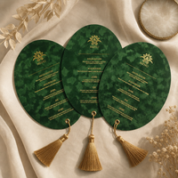Menu de mariage élégant en velours vert foncé, style européen vintage, avec œillets, rivets, pompon, monogramme personnalisé en feuille d'or, fait main pour