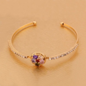 Bracelet ouvert délicat pour femme, plaqué or 18 carats, fleur incrustée de zircon, réglable, fin, tendance, minimaliste, pour soirée ou usage quotidien - Product Image 4
