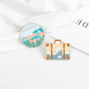 Broche ronde personnalisée créative de dessin animé en forme de grande vague, motif bijou, avec motifs de pointe de montagne d'aventure et de randonnée - Product Image 6