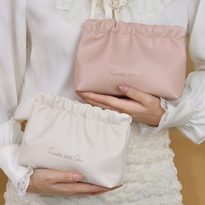 En stock, vente en gros, 4 couleurs, sac de maquillage en PU portable et réutilisable avec motif de lettres tendance, grande capacité, <span class=keywords><strong>pochette</strong></span> plissée élastique - Product Image 1