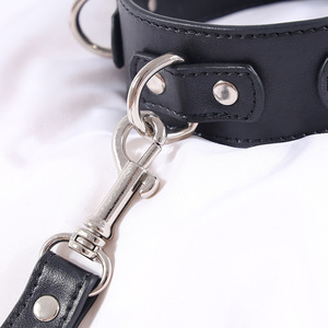 Collar de bondage negro con anillo en D de metal y correa para juegos de adultos - Product Image 1