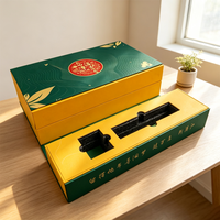 Boîte de présentation rigide de luxe écologique et recyclable avec motif de feuille dorée, texture ondulée, poignée et plateau intérieur jaune