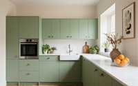 Armoires de cuisine vertes modernes avec portes à persiennes et comptoir en quartz SANTOPOVA