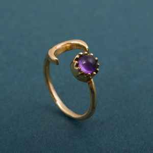 Bague demi-lune en laiton plaqué or 14 carats faite à la main avec améthyste, ajustable, style bohème, pour mariage et fiançailles - Product Image 1