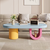 Table basse fabriquée en usine pour le salon, mobilier d'intérieur, style moderne et simple, design tendance et luxueux, plateau en bois et métal, rangement intégré