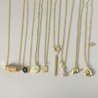 Collares de Estilo Mixto Minimalista con Dijes de Latón Bañado en Oro de 18K, Collares con Colgantes de Esmalte y Circonitas de Formas Surtidas para Mujer, Venta al por Mayor a Granel