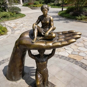 Escultura de Bronce a Gran Escala Personalizada <span class=keywords><strong>para</strong></span> Exteriores con una Gran Mano Sosteniendo una Figura Sentada de una Persona - Product Image 4