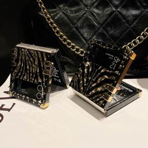 Couverture dorée en plumes de léopard de luxe pour Samsung <span class=keywords><strong>Z</strong></span> <span class=keywords><strong>Flip</strong></span> 5/6/4 étui de téléphone en galvanoplastie avec couverture arrière en anneau de doigt - Product Image 5
