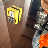 NS2000E-3 Commerciële Automatische Sinaasappelsapcentrifuge met Waterdichte Rubberen Bescherming Kleine Metalen Versnellingsbak 40-90mm Citrusvruchten