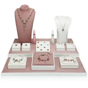 Pajangan Perhiasan Mewah Kualitas Tinggi Kustom Stan Perhiasan Merah Muda Set Cincin Dada Kalung Gelang Tampilan Perhiasan Suede