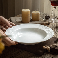 Assiette à pâtes en céramique à texture spirale nordique de 10 pouces, bol à soupe en porcelaine blanche, fabrication sur mesure OEM pour restaurant