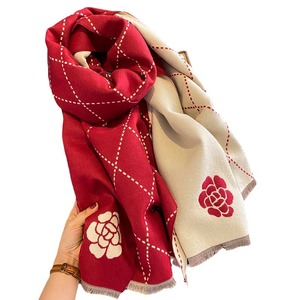 Pañuelo Cuadrado de Imitación de Cachemira con Diseño de Camelia, Estilo Coreano, Versátil y Elegante para Mujer, Invierno 2023 - Product Image 5