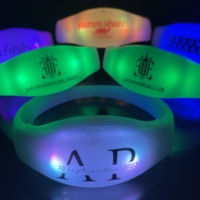 Bracelet lumineux LED programmable Longstargift avec éclairage RVB, télécommande sans fil longue portée 800 m, pour concerts, festivals, spectacles sur scène