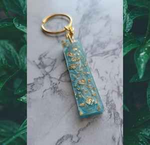 Porte-clés en résine créative avec des incrustations artistiques uniques, accessoire léger et durable conçu pour le style personnel et le quotidien - Product Image 1