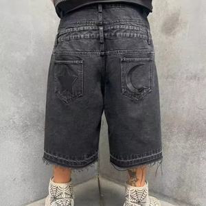 กางเกงยีนส์ขาสั้นผู้ชายทรงกลางเอวสูง สีเข้มฟอกกรด แต่งขาดแบบวินเทจ พร้อมโลโก้ถักสีเดนิมแบบกำหนดเอง ขายส่ง - Product Image 5