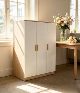 Armoire blanche moderne avec poignées en bois, portes battantes, design scandinave, meuble de rangement autoportant pour chambre à coucher - Product Image 6