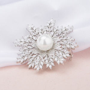 Nueva moda de alta calidad hecho de plata 925 chapado en rodio OEM al por mayor broche perla flores para las mujeres - Product Image 2
