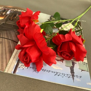 LE-435 Ingrosso 3 Teste di Rose Rosse Artificiali in Seta 63cm, Fiori Finti Realistici per Matrimoni, San Valentino, Composizioni Floreali - Product Image 2