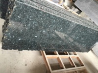Vente en gros de granit vert perle émeraude pour revêtement de sol carreaux design mural dalles de scie à bande