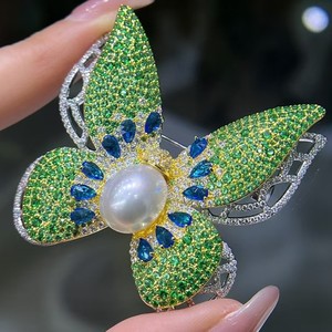 Broche de Perlas con Mariposa Tridimensional de Estilo Retro al por Mayor, Patrón de Números a la Moda, Casi Redondo, con Defectos Sutiles para Venta al por Menor - Product Image 3